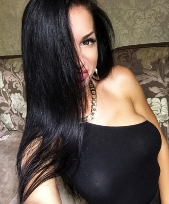 Нежная и опытная, я готова позаботиться о твоем удовольствии. У меня шикарные фото и множество положительных отзывов. Я живу в Москве и готова встретиться с тобой в уютной обстановке. У меня есть множество возможностей, чтобы доставить тебе настоящее наслаждение. Не отказывай себе в удовольствии и позвони мне прямо сейчас! 💋🔥 9865, 23 года